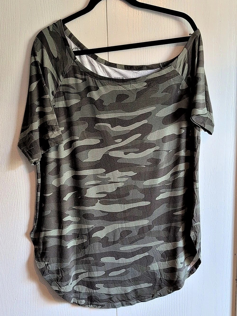 Torrid Super Soft Off-Shoulder Short Sleeve Tee Camo Tee Green & Black Size 1